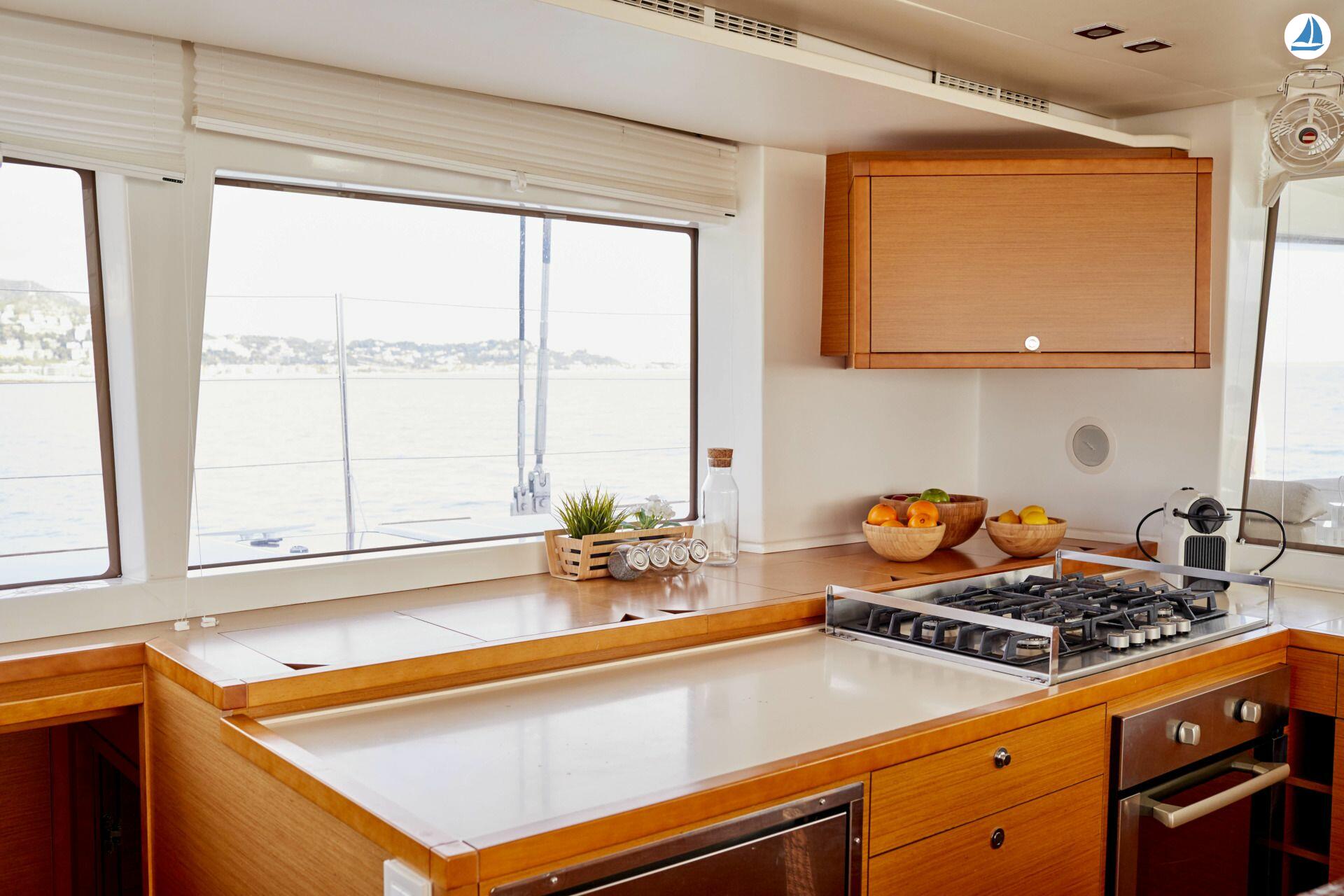 صور Lagoon Catamarans 560 15