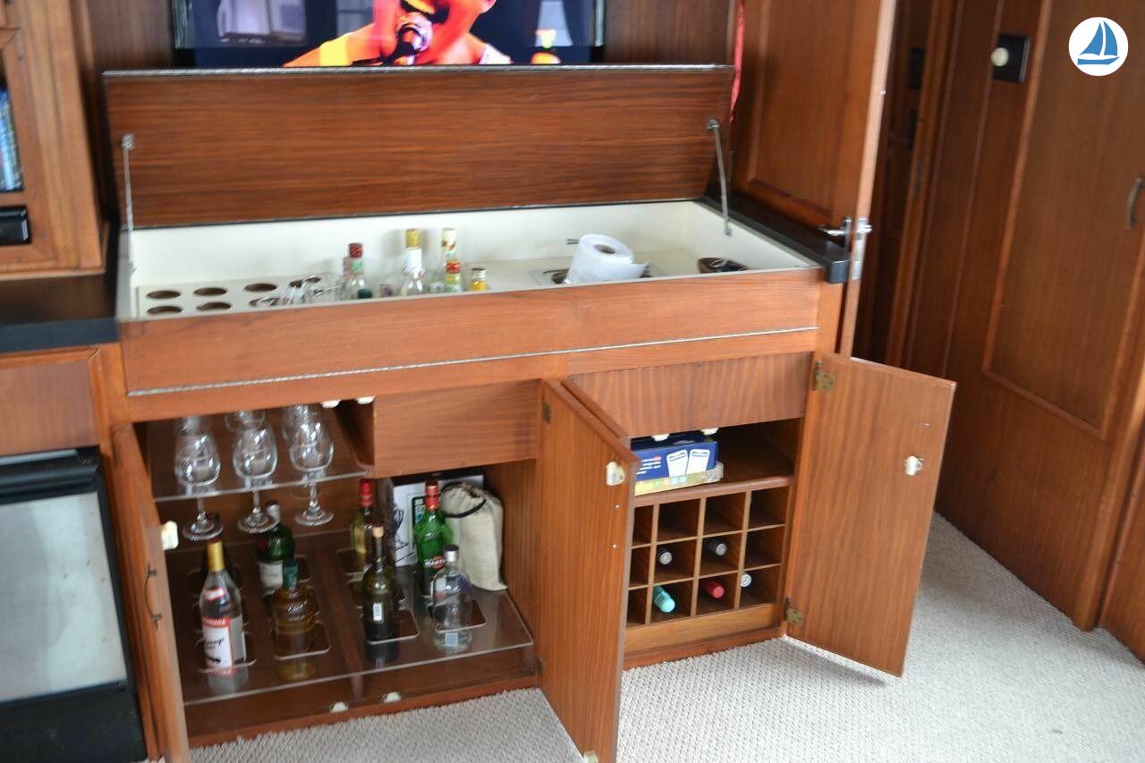 صور Hatteras MOTOR YACHT 8